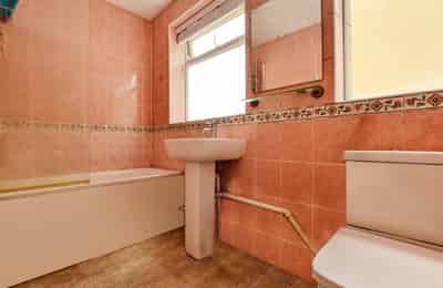 Florence Road, London - London, England, United Kingdom - 4 Bedroom 2 Bathroom Apartment - Bathroom