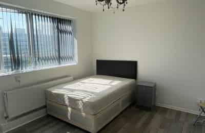 4 Bedroom 1 Bathroom Apartment - Bedroom?w=400&h=260&fit=crop&q=40&auto=format&trim=auto