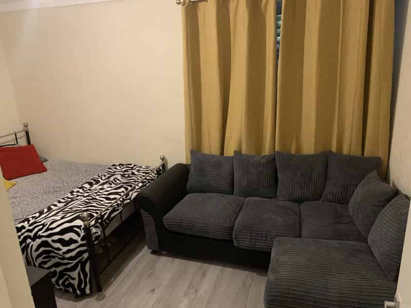 Common Area?w=400&h=260&fit=crop&q=40&auto=format&trim=auto