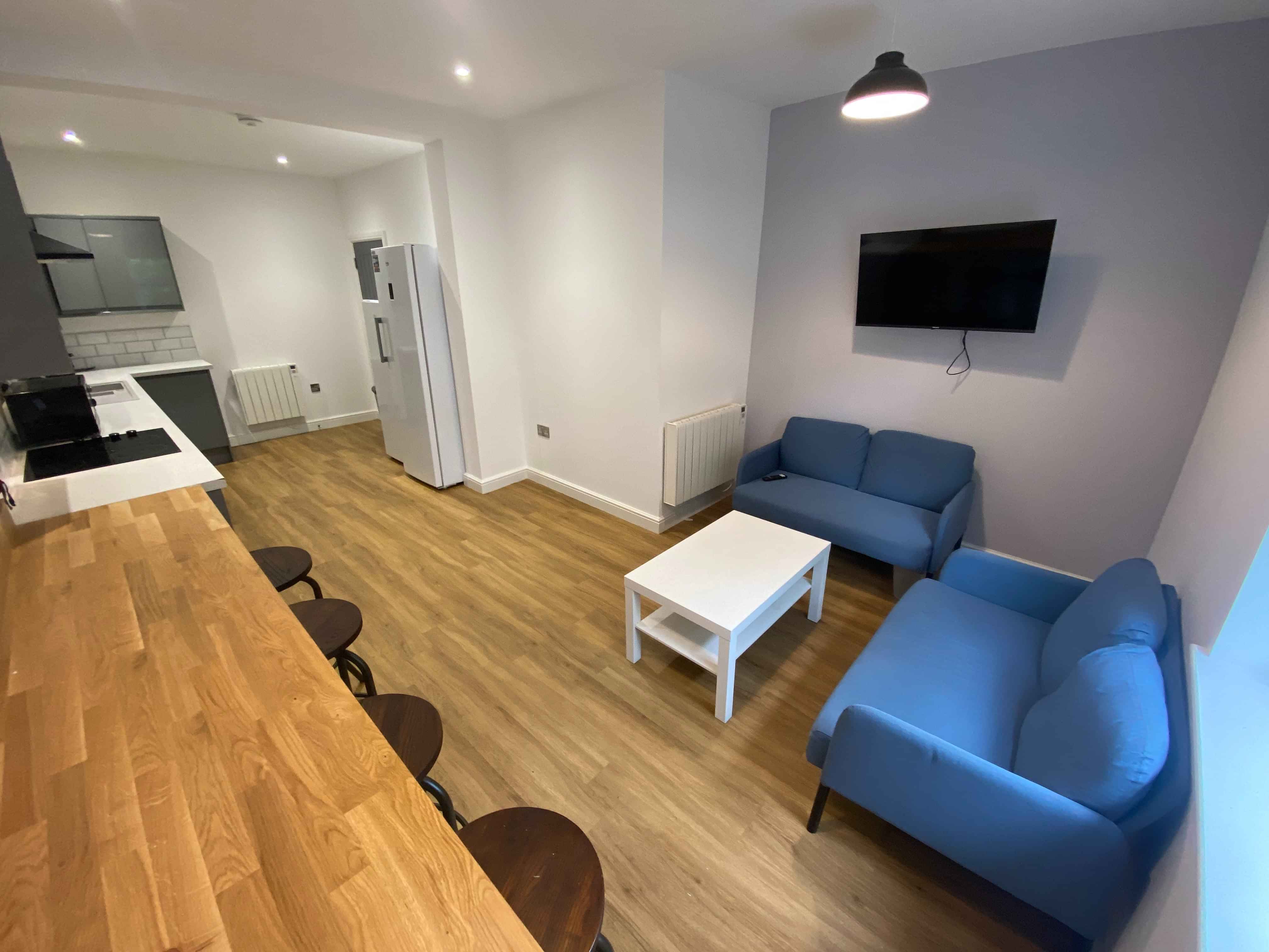 Common Area?w=400&h=260&fit=crop&q=40&auto=format&trim=auto