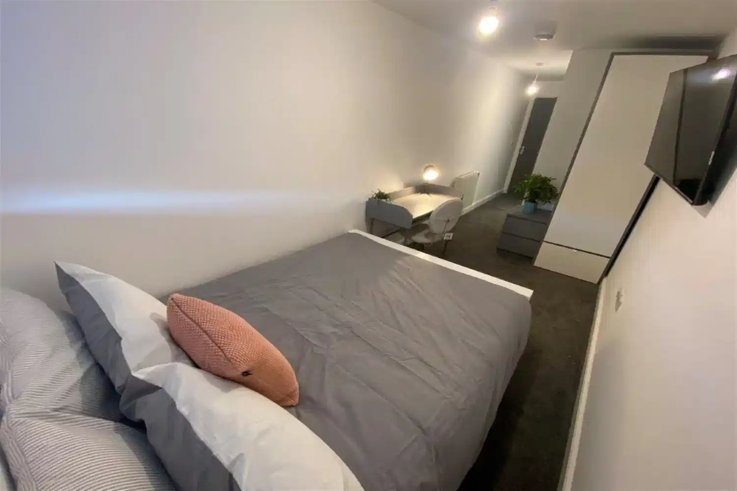 Bathroom?w=400&h=260&fit=crop&q=40&auto=format&trim=auto