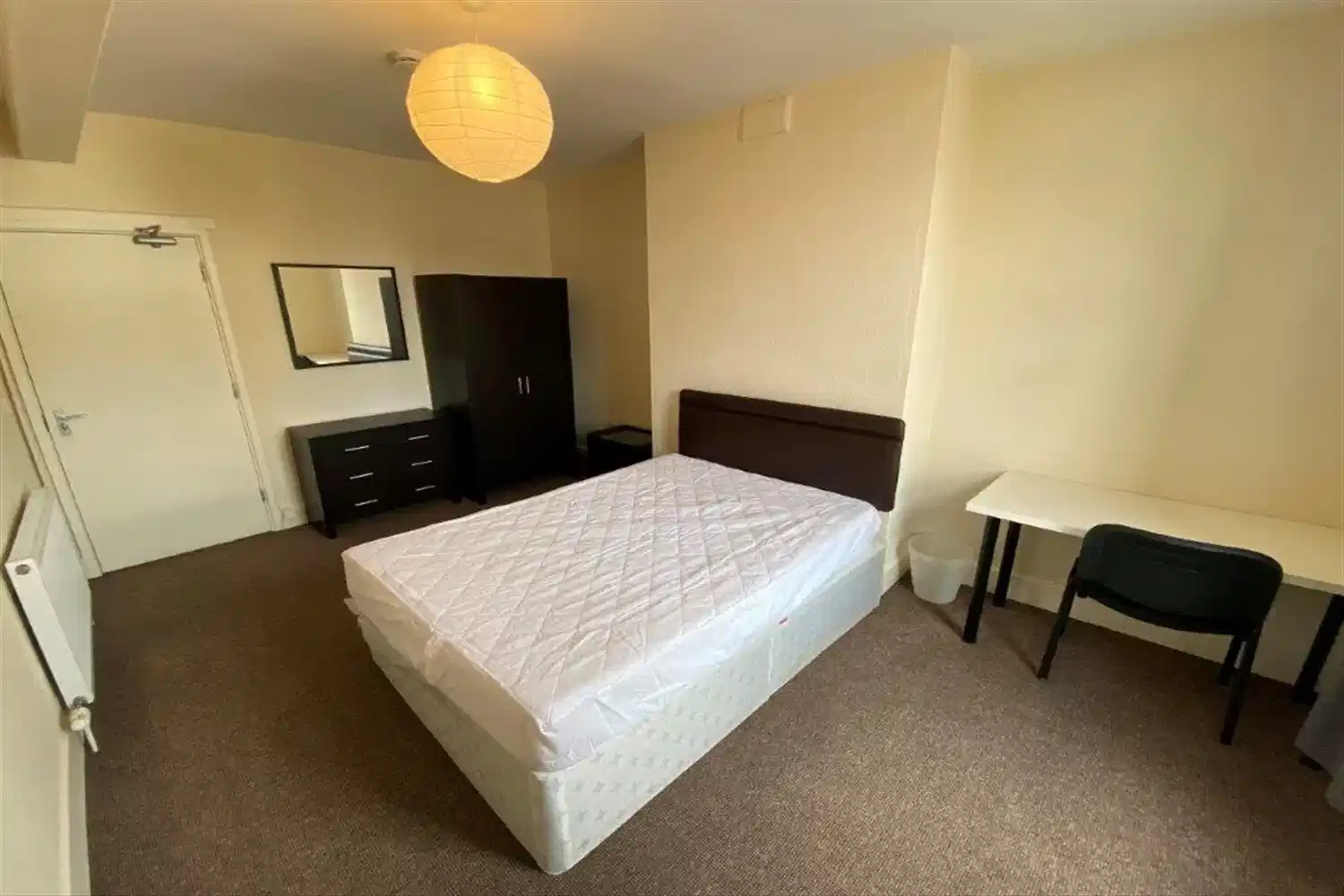 Bathroom?w=400&h=260&fit=crop&q=40&auto=format&trim=auto