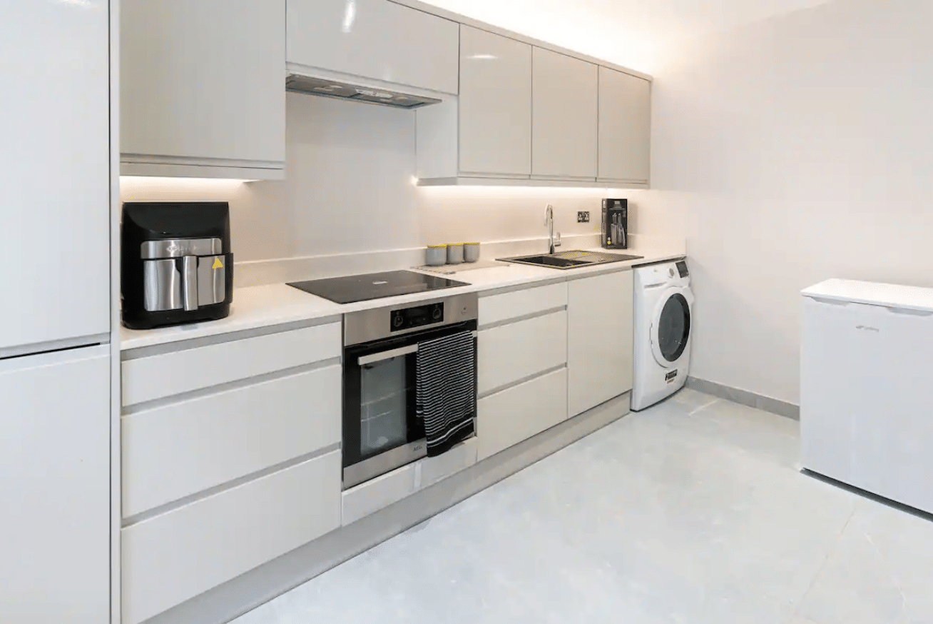 Saint Davids Square E14, London - London, England, United Kingdom - Kitchen