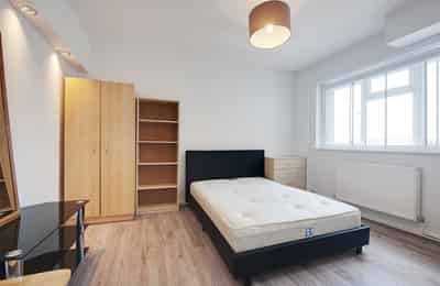 2 Bedroom Apartment - Bathroom?w=400&h=260&fit=crop&q=40&auto=format&trim=auto