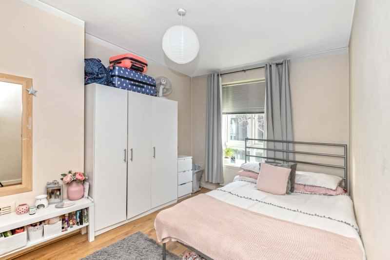 Exterior?w=400&h=260&fit=crop&q=40&auto=format&trim=auto