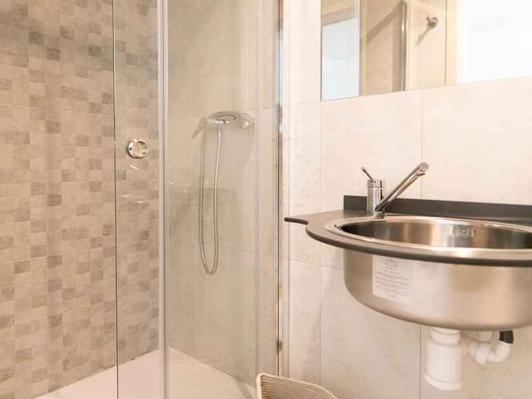 Common Area?w=400&h=260&fit=crop&q=40&auto=format&trim=auto