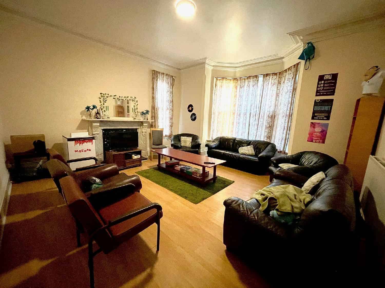 Exterior?w=400&h=260&fit=crop&q=40&auto=format&trim=auto