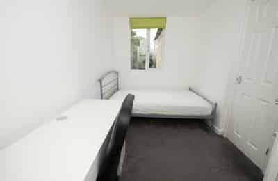 Bedroom?w=400&h=260&fit=crop&q=40&auto=format&trim=auto