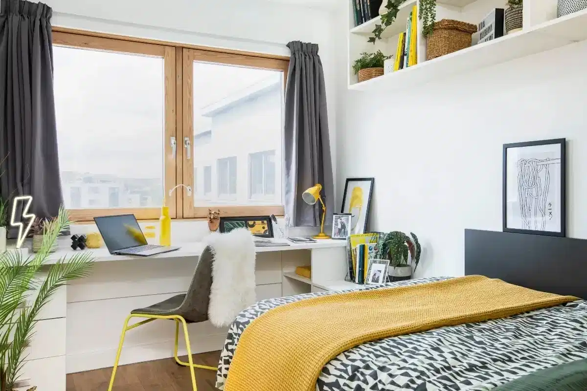 Exterior?w=400&h=260&fit=crop&q=40&auto=format&trim=auto