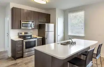Live on Hillsborough, Raleigh - Raleigh, North Carolina, United States - Kitchen