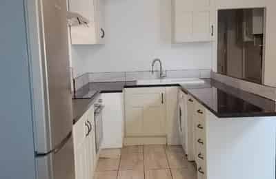 Kitchen?w=400&h=260&fit=crop&q=40&auto=format&trim=auto
