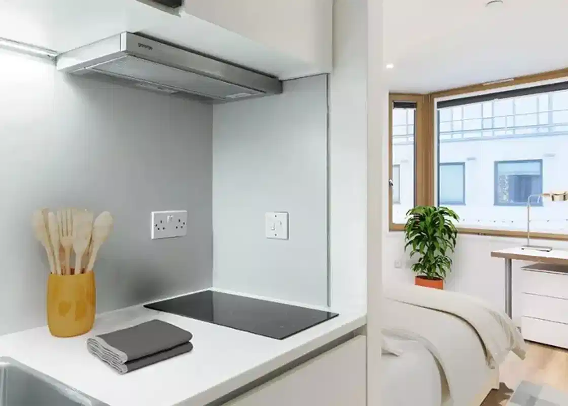 Exterior?w=400&h=260&fit=crop&q=40&auto=format&trim=auto