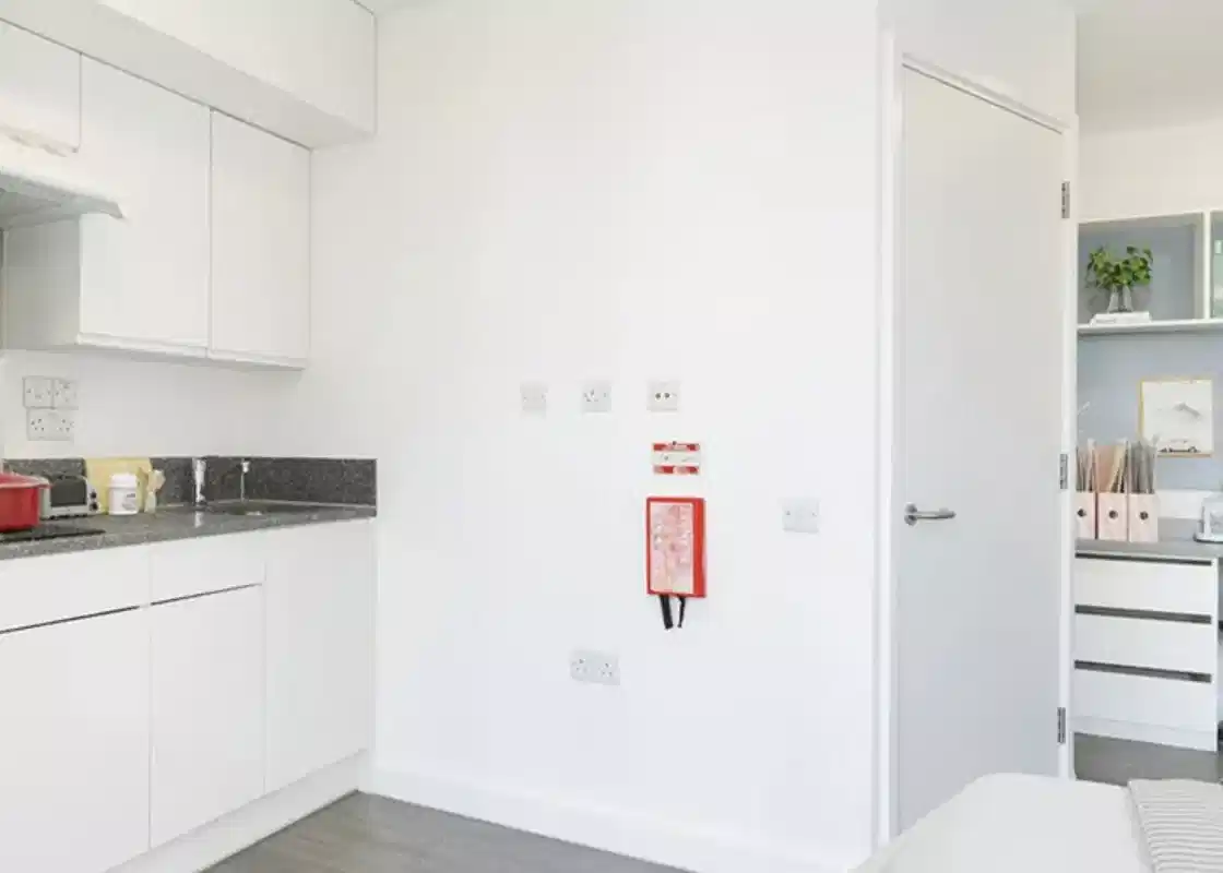 Common Area?w=400&h=260&fit=crop&q=40&auto=format&trim=auto