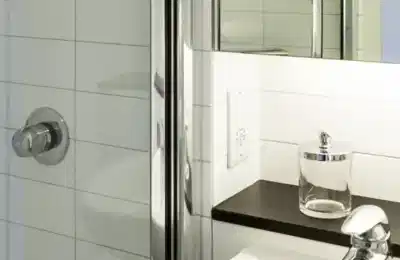 Bathroom?w=400&h=260&fit=crop&q=40&auto=format&trim=auto