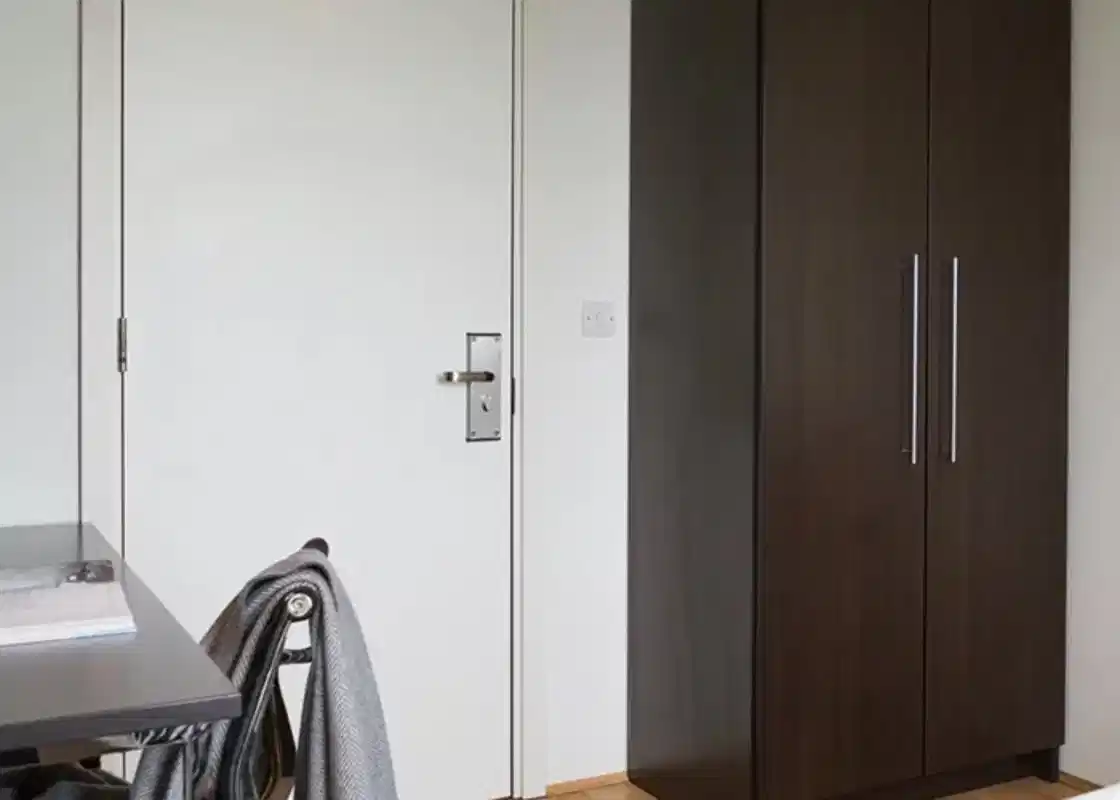 Common Area?w=400&h=260&fit=crop&q=40&auto=format&trim=auto