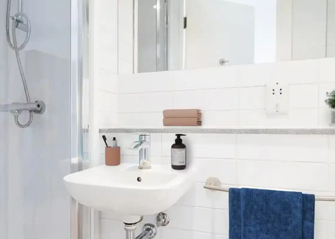 Common Area?w=400&h=260&fit=crop&q=40&auto=format&trim=auto