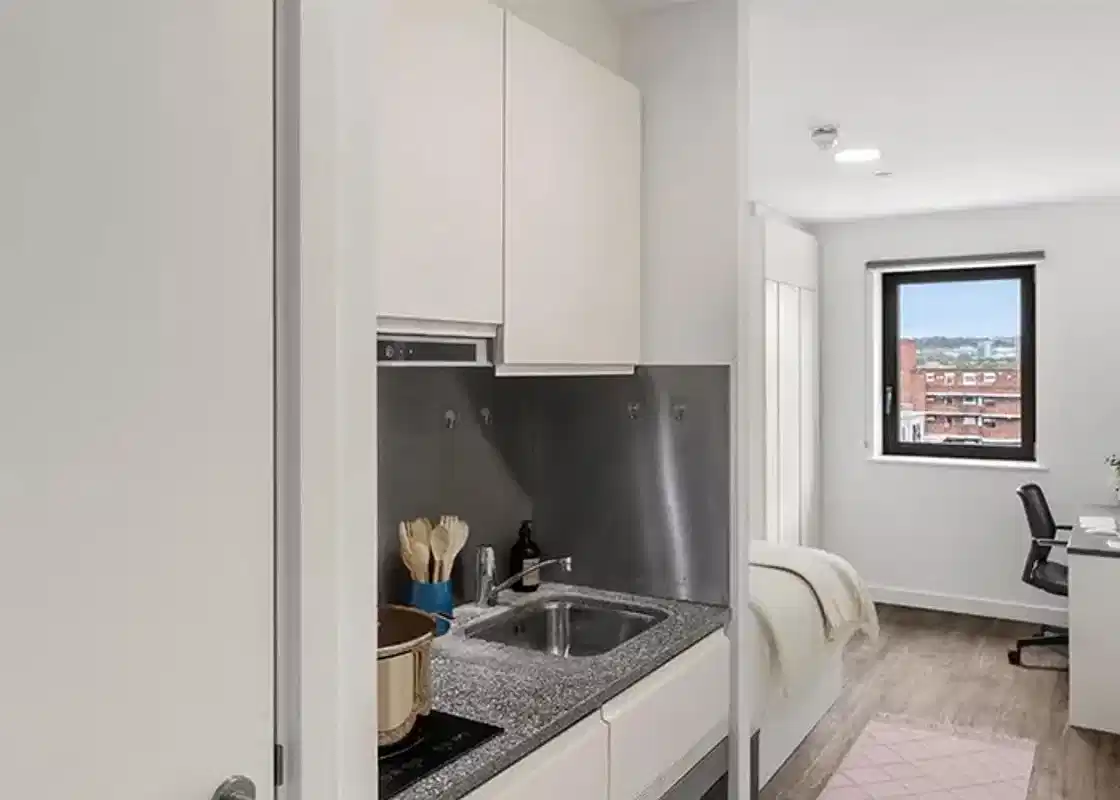 Common Area?w=400&h=260&fit=crop&q=40&auto=format&trim=auto