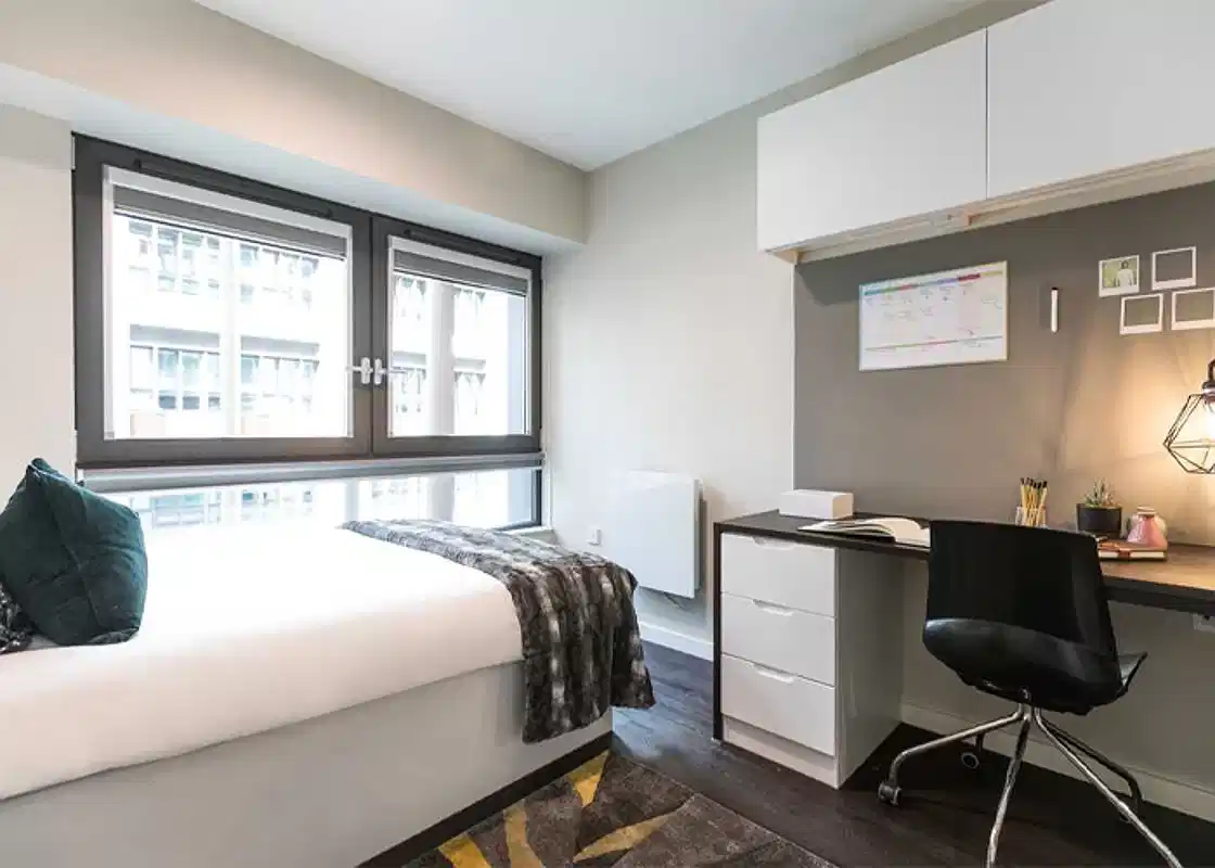 Common Area?w=400&h=260&fit=crop&q=40&auto=format&trim=auto