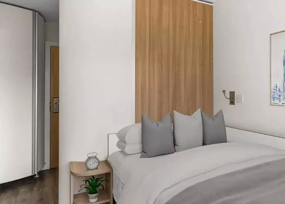 Silver Ensuite Courtyard View Mid Level