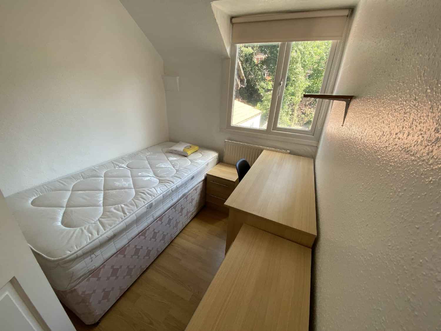 Exterior?w=400&h=260&fit=crop&q=40&auto=format&trim=auto