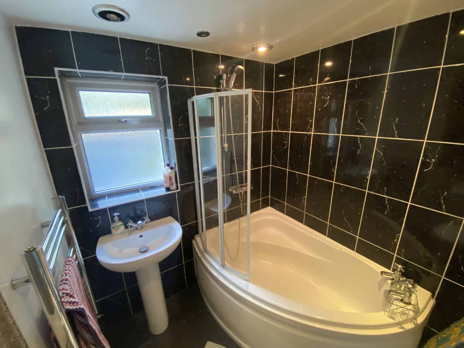 Exterior?w=400&h=260&fit=crop&q=40&auto=format&trim=auto