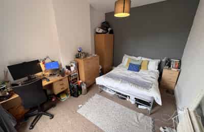 Common Area?w=400&h=260&fit=crop&q=40&auto=format&trim=auto