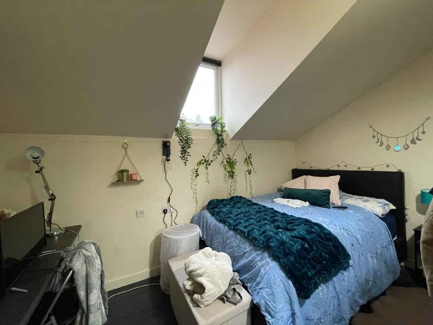 Bathroom?w=400&h=260&fit=crop&q=40&auto=format&trim=auto