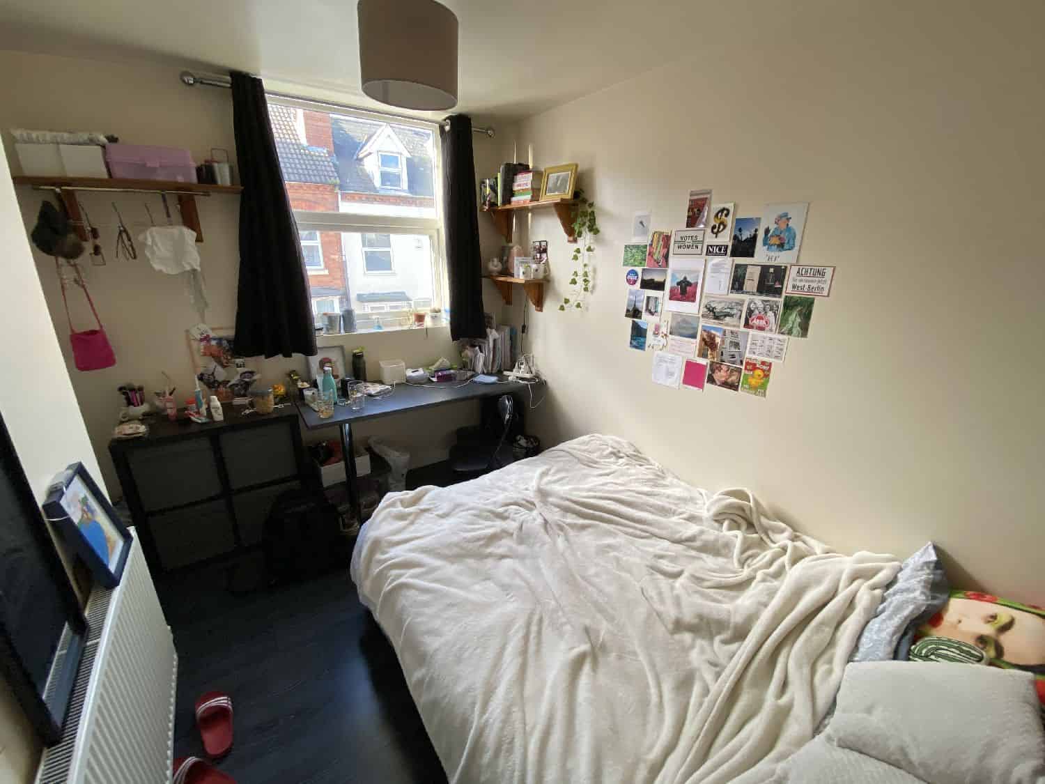 Bedroom?w=400&h=260&fit=crop&q=40&auto=format&trim=auto