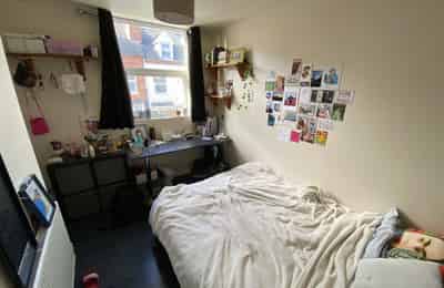 Bedroom?w=400&h=260&fit=crop&q=40&auto=format&trim=auto