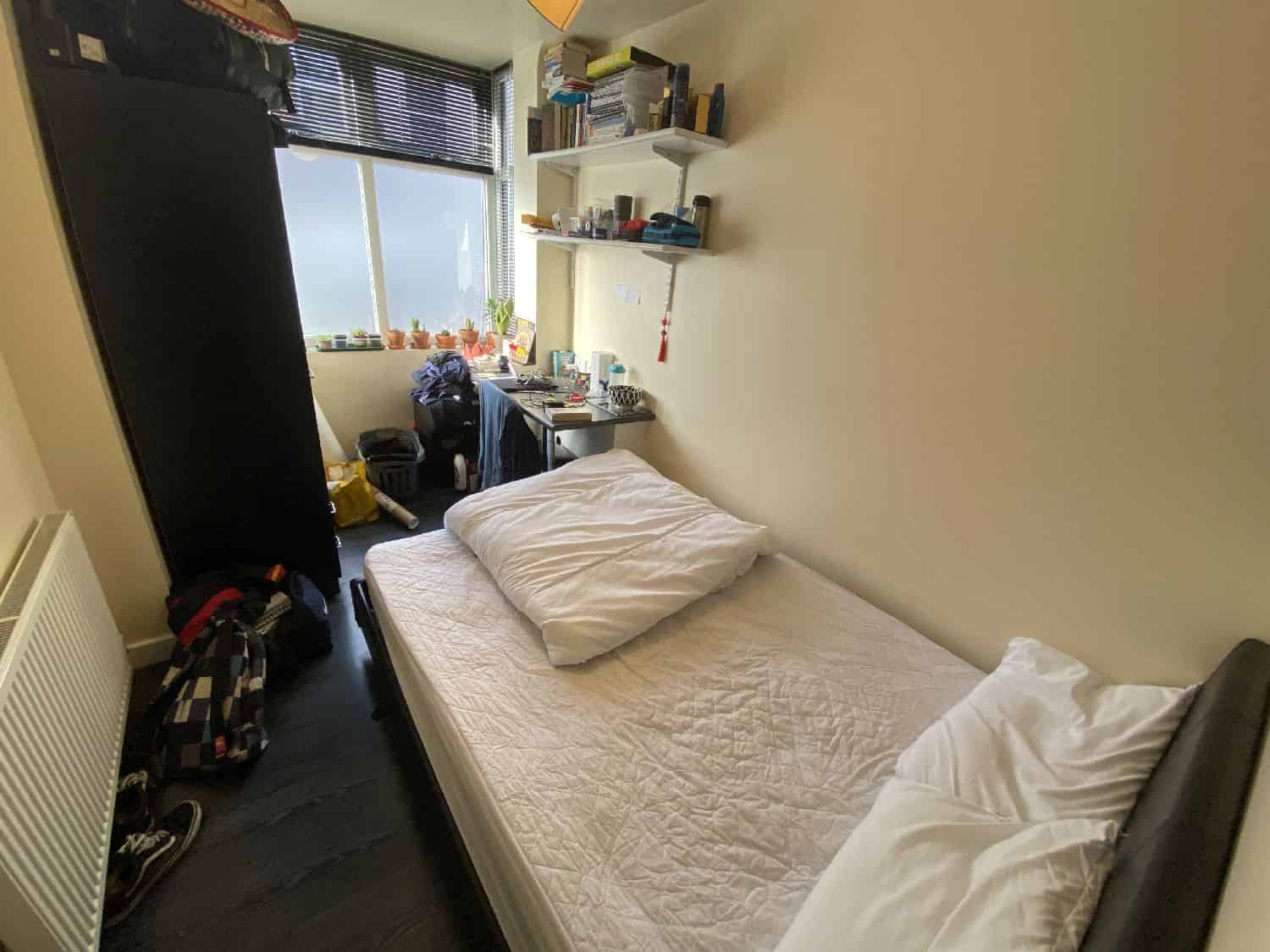 Common Area?w=400&h=260&fit=crop&q=40&auto=format&trim=auto