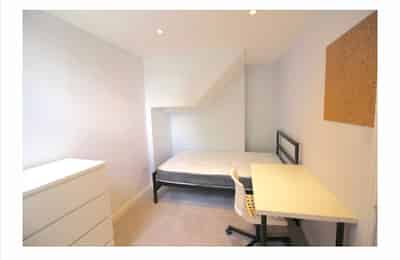 Common Area?w=400&h=260&fit=crop&q=40&auto=format&trim=auto