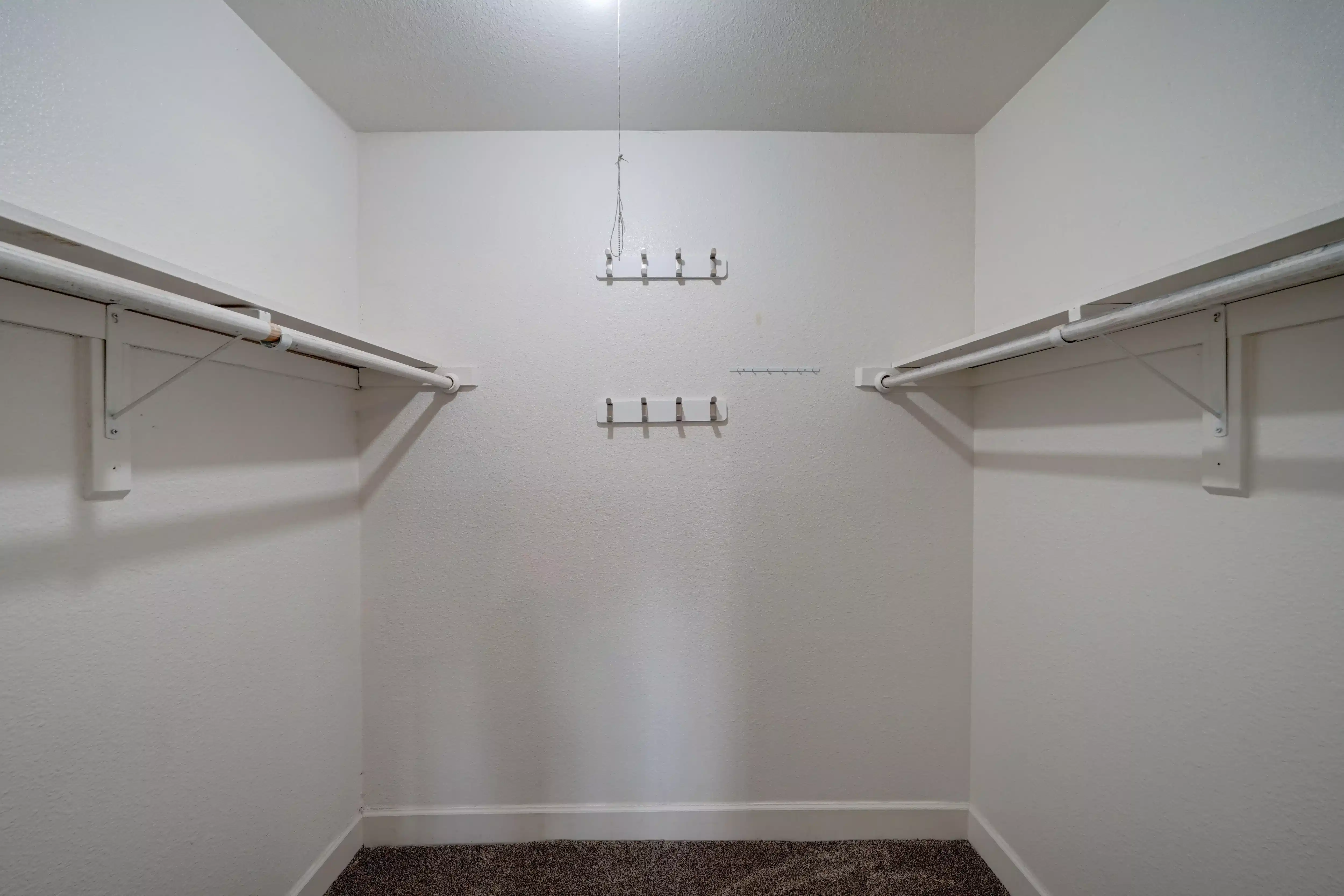 Amenities?w=400&h=260&fit=crop&q=40&auto=format&trim=auto