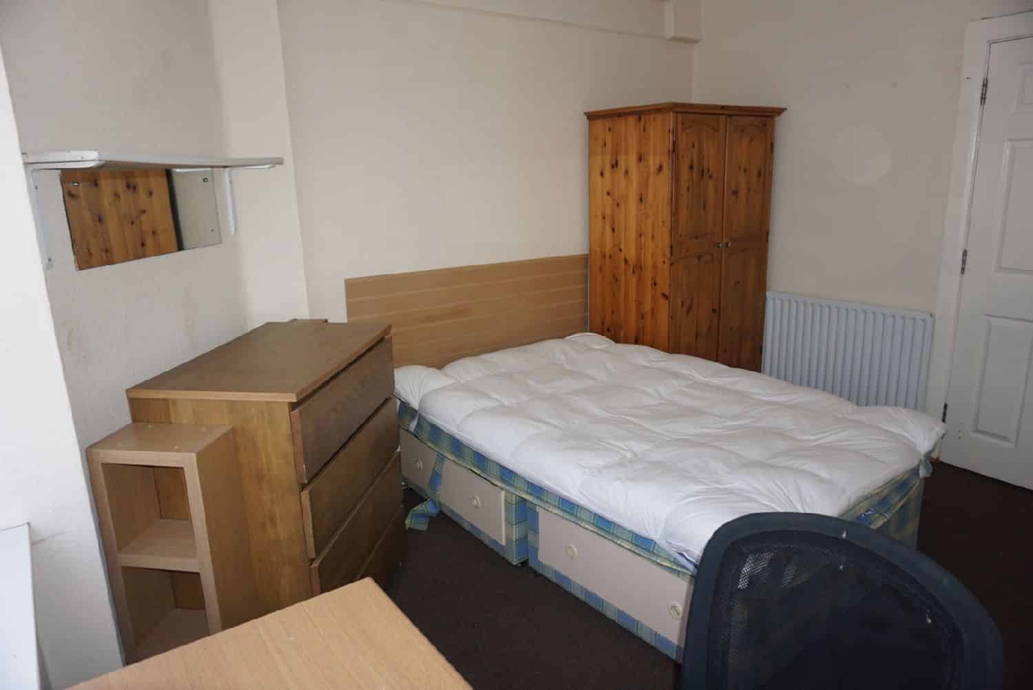 Bathroom?w=400&h=260&fit=crop&q=40&auto=format&trim=auto