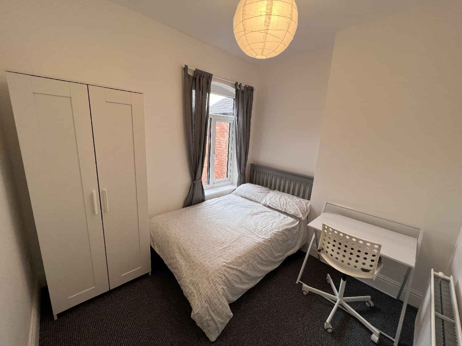 Bathroom?w=400&h=260&fit=crop&q=40&auto=format&trim=auto