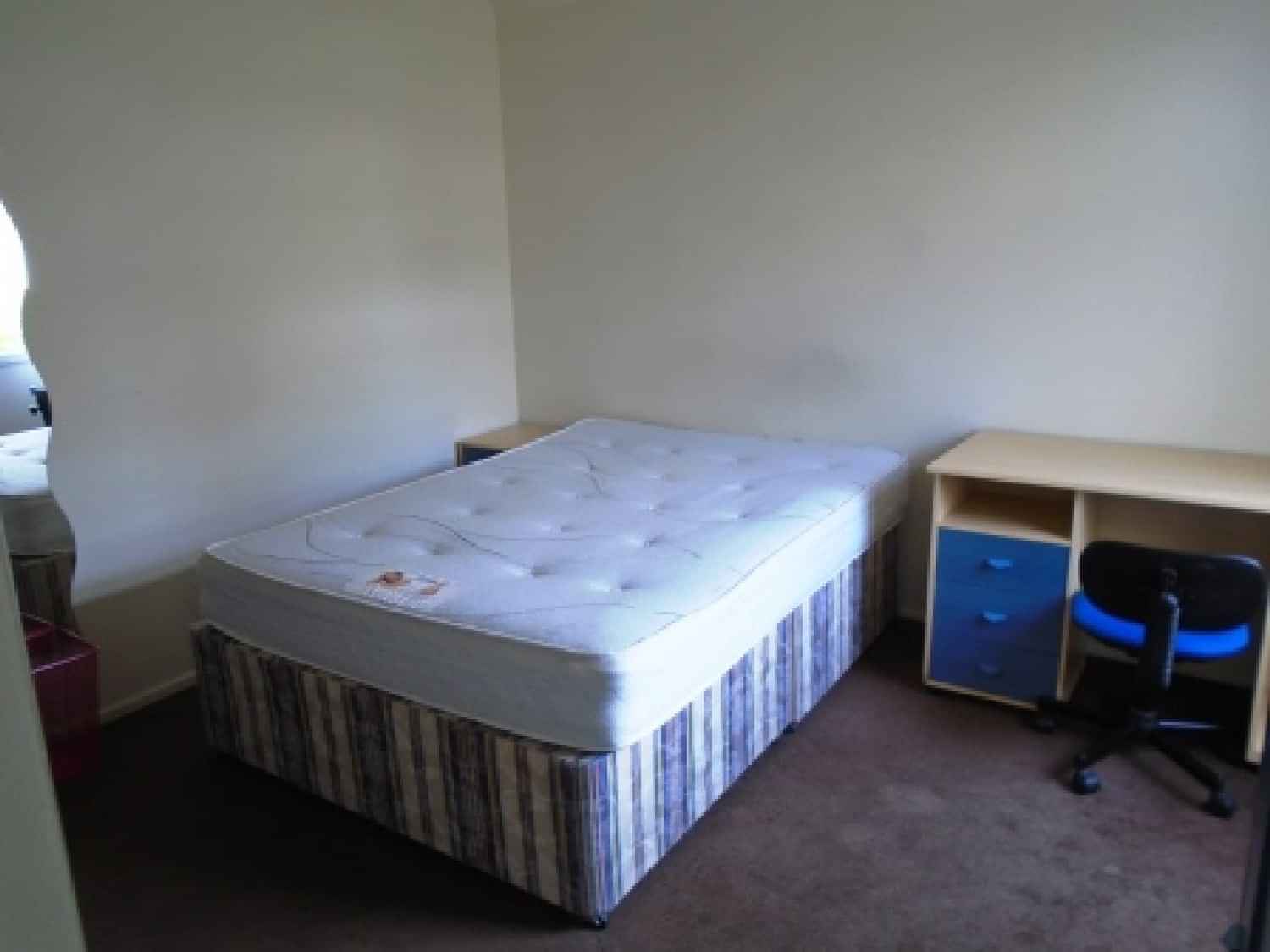 Exterior?w=400&h=260&fit=crop&q=40&auto=format&trim=auto