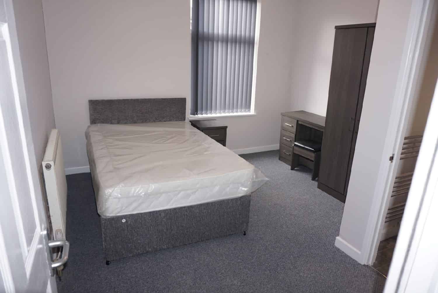 Bedroom?w=400&h=260&fit=crop&q=40&auto=format&trim=auto