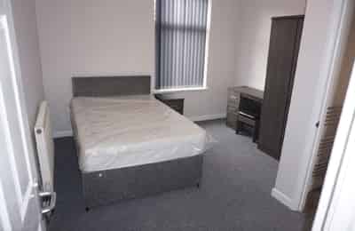Bedroom?w=400&h=260&fit=crop&q=40&auto=format&trim=auto