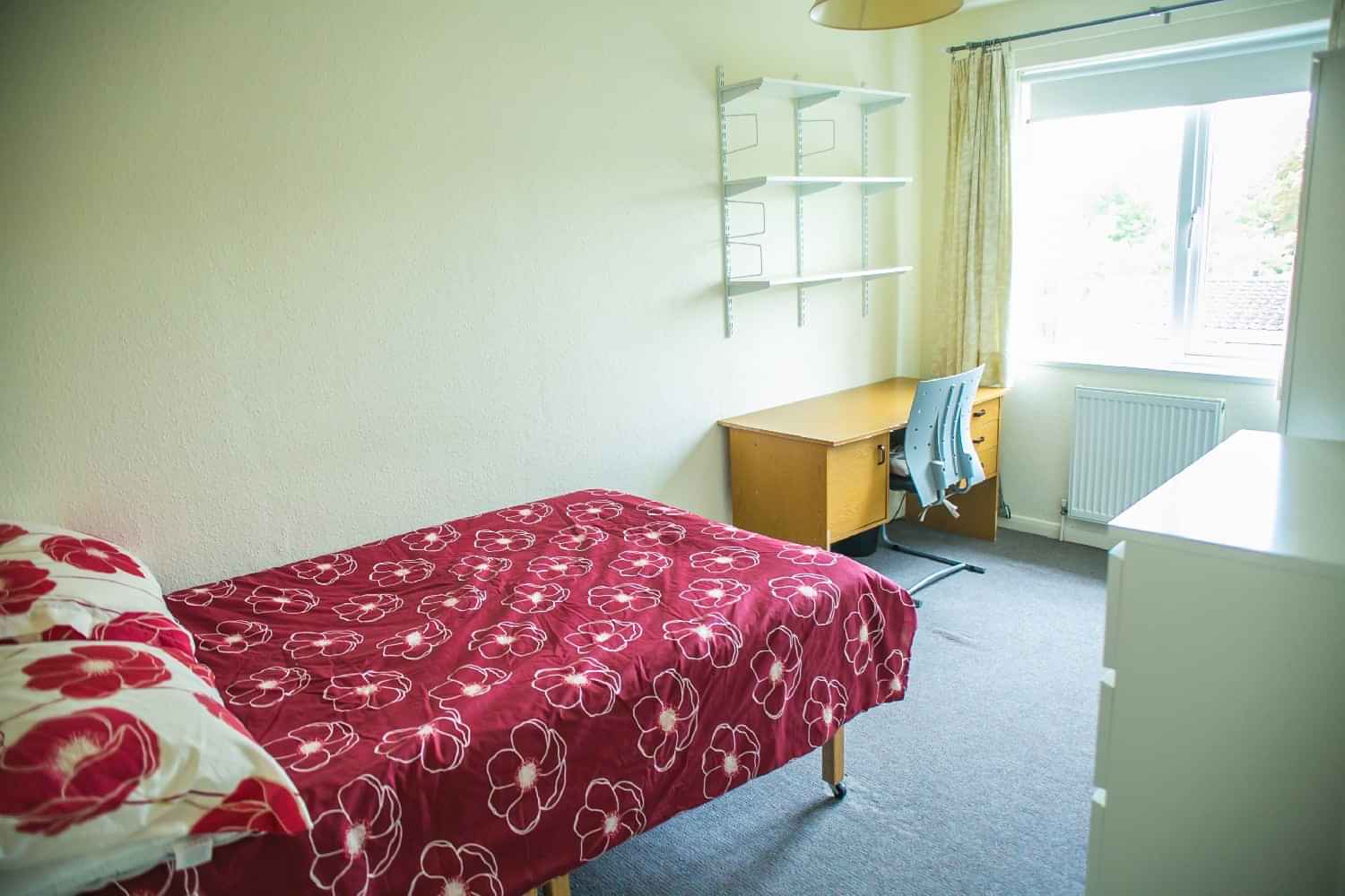 Exterior?w=400&h=260&fit=crop&q=40&auto=format&trim=auto