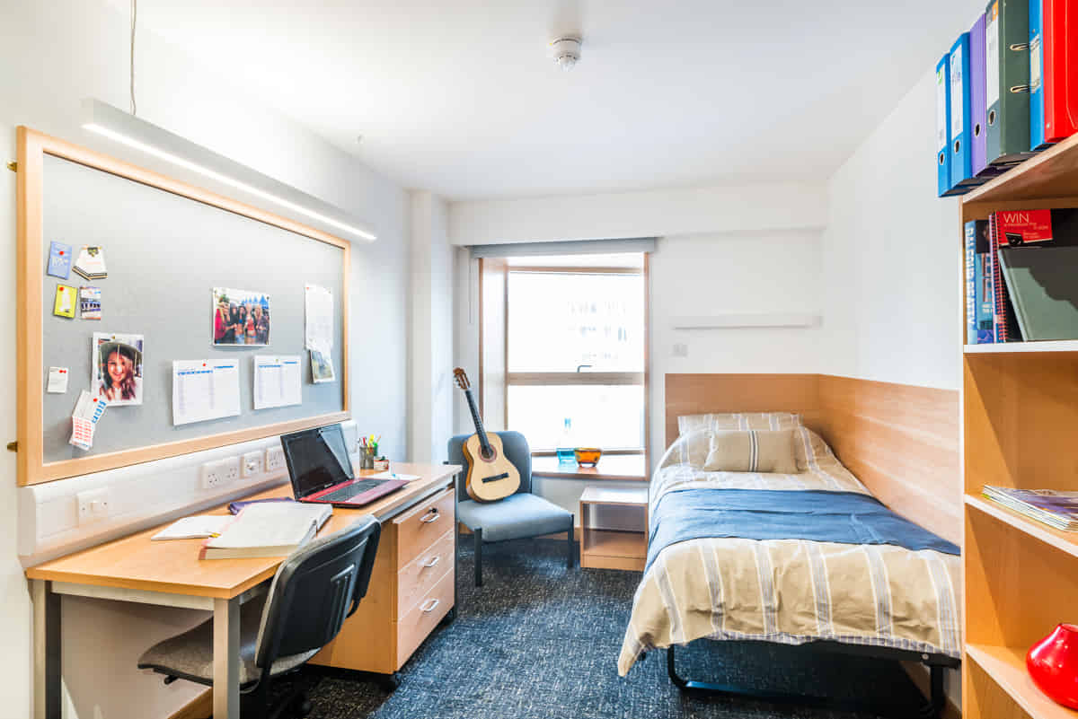 Amenities?w=400&h=260&fit=crop&q=40&auto=format&trim=auto