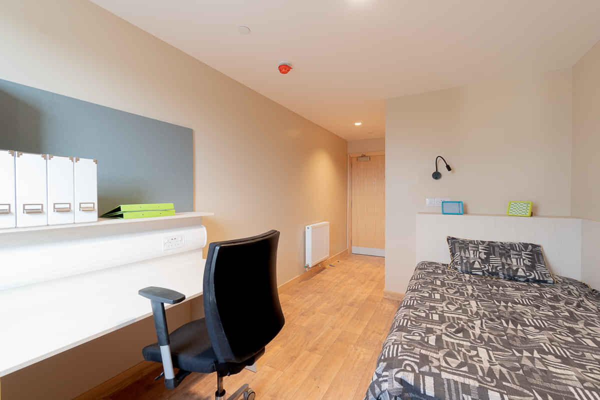 Bathroom?w=400&h=260&fit=crop&q=40&auto=format&trim=auto