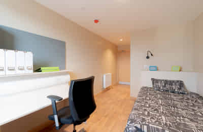 Bathroom?w=400&h=260&fit=crop&q=40&auto=format&trim=auto