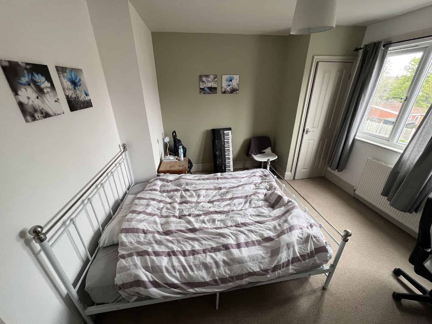 Bedroom?w=400&h=260&fit=crop&q=40&auto=format&trim=auto