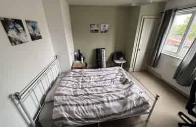 Bedroom?w=400&h=260&fit=crop&q=40&auto=format&trim=auto