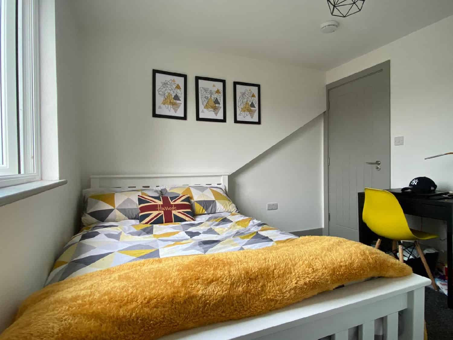 Common Area?w=400&h=260&fit=crop&q=40&auto=format&trim=auto