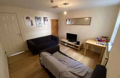 Bedroom?w=400&h=260&fit=crop&q=40&auto=format&trim=auto