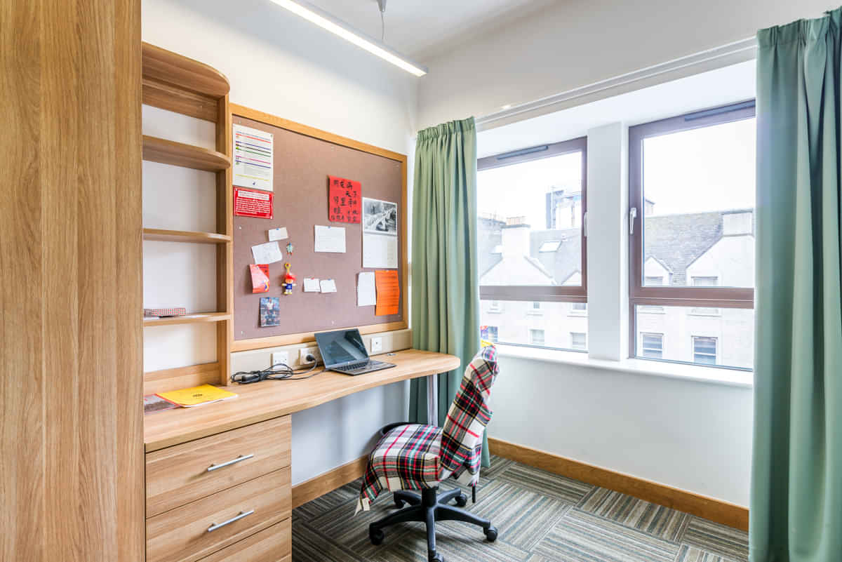 Bedroom?w=400&h=260&fit=crop&q=40&auto=format&trim=auto