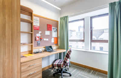 Bedroom?w=400&h=260&fit=crop&q=40&auto=format&trim=auto