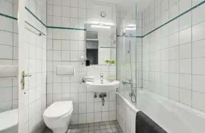 Common Area?w=400&h=260&fit=crop&q=40&auto=format&trim=auto