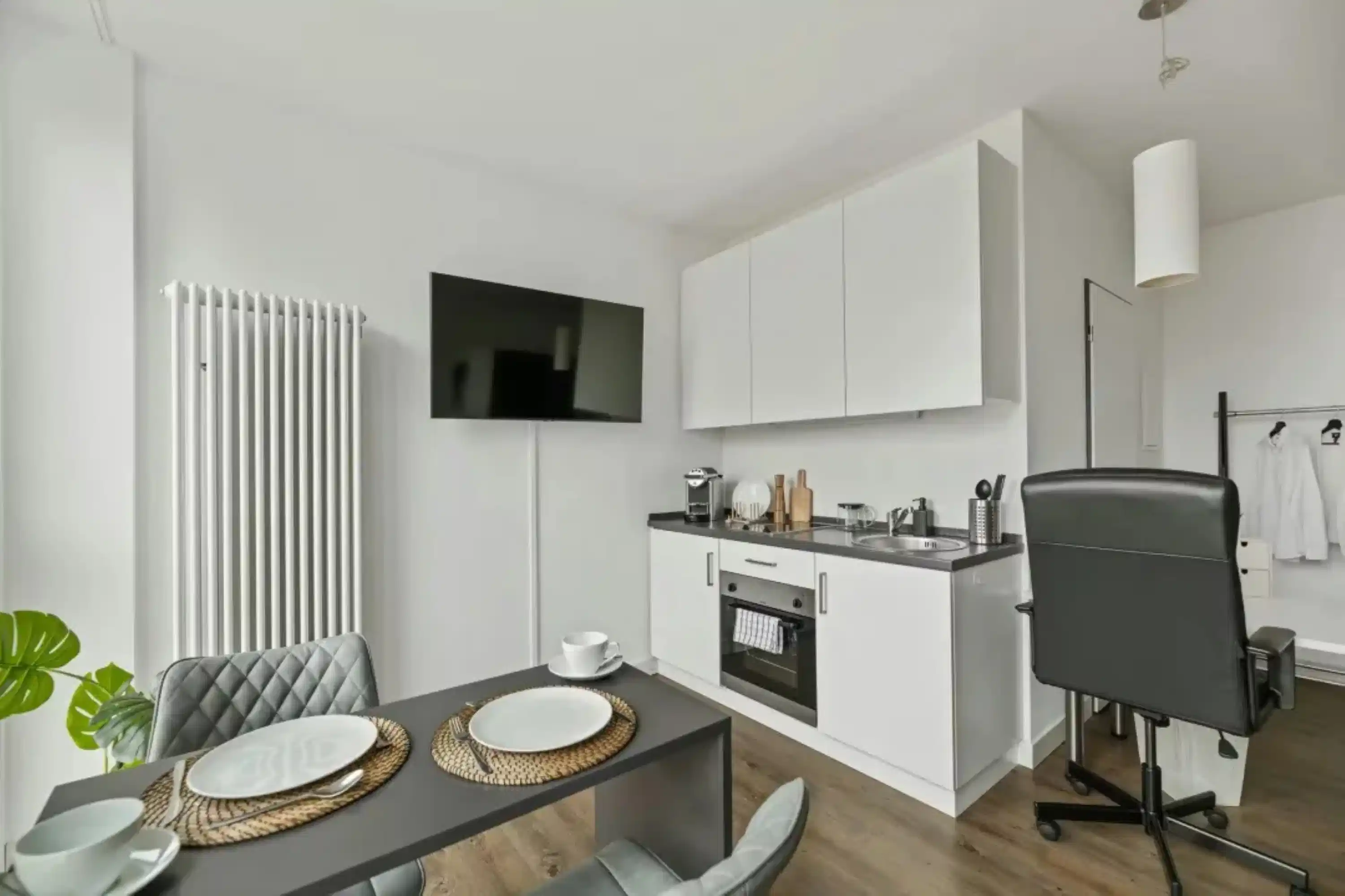 Common Area?w=400&h=260&fit=crop&q=40&auto=format&trim=auto