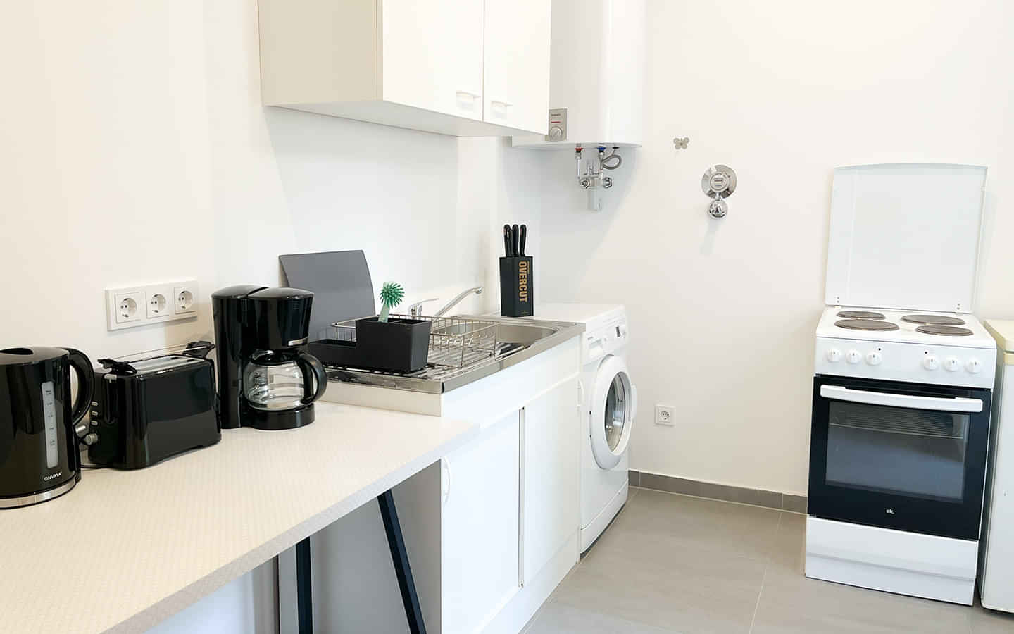 Studio Apartment - Amenities?w=400&h=260&fit=crop&q=40&auto=format&trim=auto